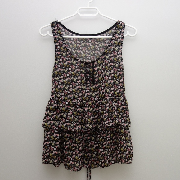 JANETTE Dainty ruffled floral top (L) - Picture 1 of 3